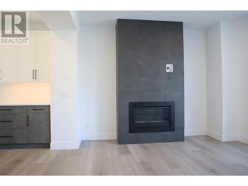 2835 Canyon Crest Drive Unit# 26, West Kelowna, BC - Indoor Photo Showing Living Room With Fireplace