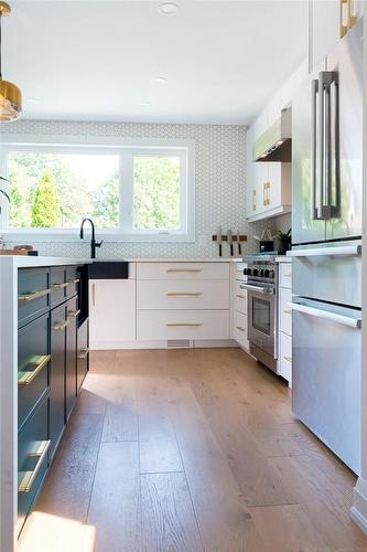 20 Wood Street W, Hamilton, ON - Indoor Photo Showing Kitchen