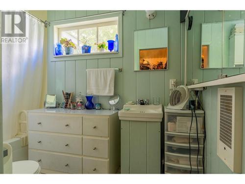 1912 Makayev  Road, Castlegar, BC - Indoor Photo Showing Bathroom