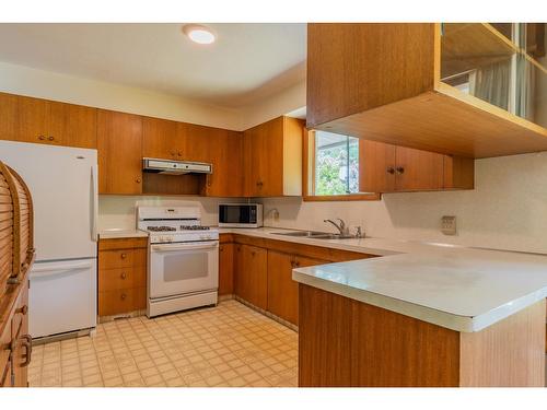 1912 Makayev Road, Castlegar, BC - Indoor Photo Showing Kitchen With Double Sink