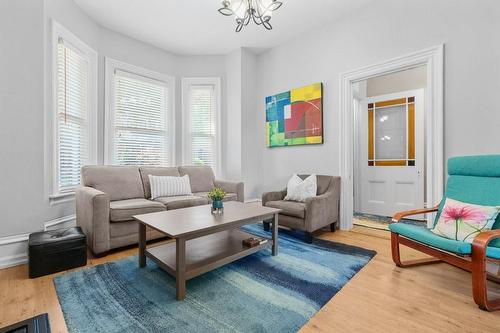 30 Blythe Street, Hamilton, ON - Indoor Photo Showing Living Room
