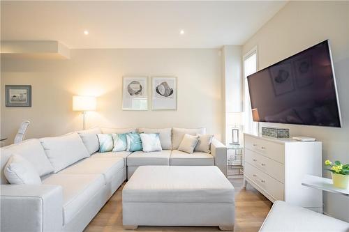 15 Lindsay Way, Grimsby, ON - Indoor Photo Showing Living Room