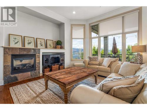 558 Gowen Place, Kelowna, BC - Indoor Photo Showing Living Room With Fireplace