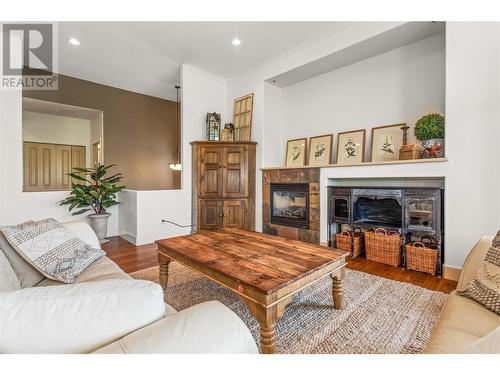 558 Gowen Place, Kelowna, BC - Indoor Photo Showing Living Room With Fireplace