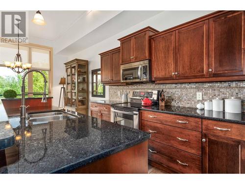 558 Gowen Place, Kelowna, BC - Indoor Photo Showing Kitchen With Double Sink