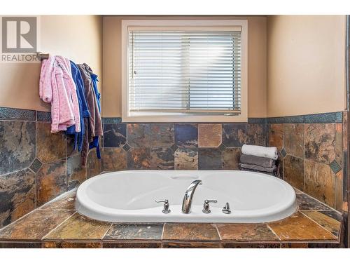 558 Gowen Place, Kelowna, BC - Indoor Photo Showing Bathroom