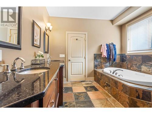 558 Gowen Place, Kelowna, BC - Indoor Photo Showing Bathroom