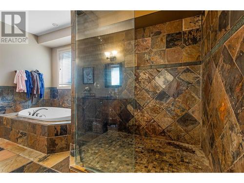 558 Gowen Place, Kelowna, BC - Indoor Photo Showing Bathroom