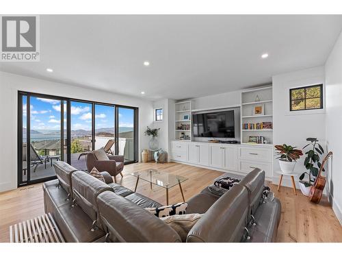 5711 Jasper Way, Kelowna, BC - Indoor Photo Showing Living Room