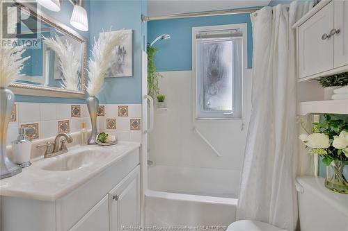2559 Francois Road, Windsor, ON - Indoor Photo Showing Bathroom