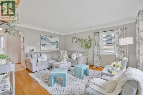 2559 Francois Road, Windsor, ON - Indoor Photo Showing Living Room