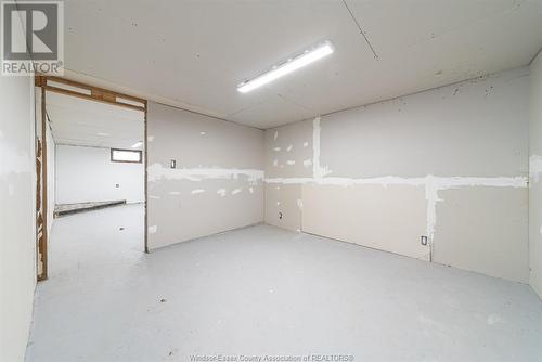 612 Trillium, Newbury, ON - Indoor Photo Showing Garage