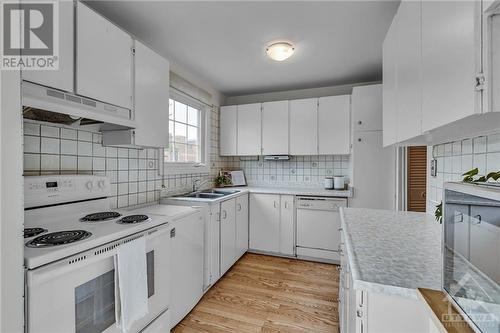 461 Kintyre Private, Ottawa, ON - Indoor Photo Showing Kitchen With Double Sink