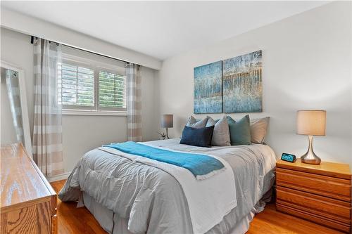 15 Laurendale Avenue, Waterdown, ON - Indoor Photo Showing Bedroom