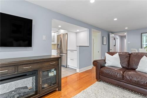 15 Laurendale Avenue, Waterdown, ON - Indoor Photo Showing Living Room