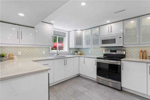 15 Laurendale Avenue, Waterdown, ON - Indoor Photo Showing Kitchen With Upgraded Kitchen