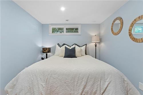 15 Laurendale Avenue, Waterdown, ON - Indoor Photo Showing Bedroom