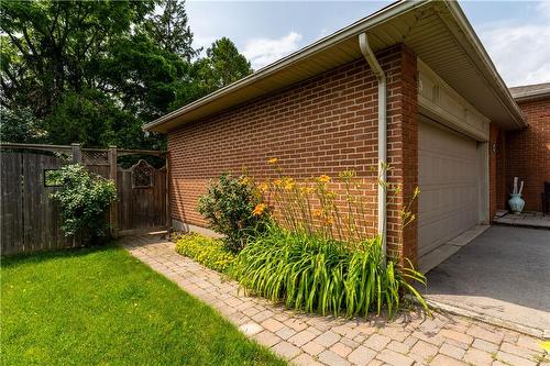 15 Laurendale Avenue, Waterdown, ON - Outdoor