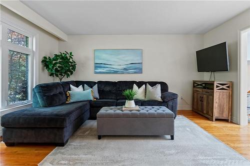 15 Laurendale Avenue, Waterdown, ON - Indoor Photo Showing Living Room