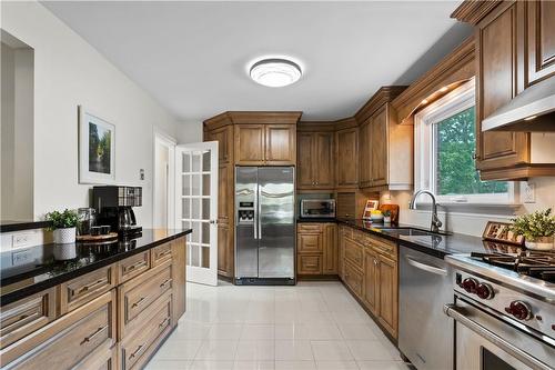 15 Laurendale Avenue, Waterdown, ON - Indoor Photo Showing Kitchen