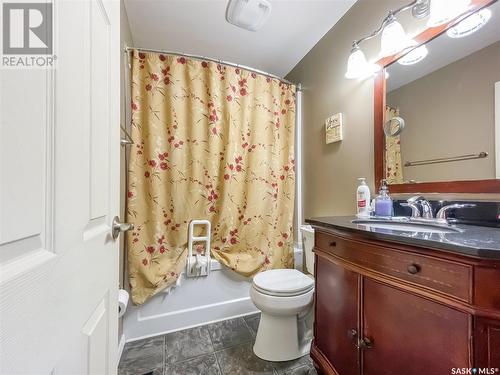 327 D Avenue S, Saskatoon, SK - Indoor Photo Showing Bathroom