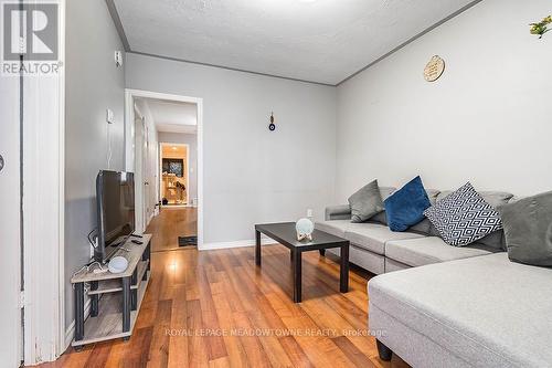 77 Province Street N, Hamilton, ON - Indoor Photo Showing Living Room