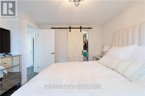 33 Darlington Drive, Hamilton, ON - Indoor Photo Showing Bedroom