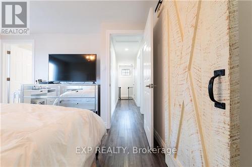 33 Darlington Drive, Hamilton, ON - Indoor Photo Showing Bedroom