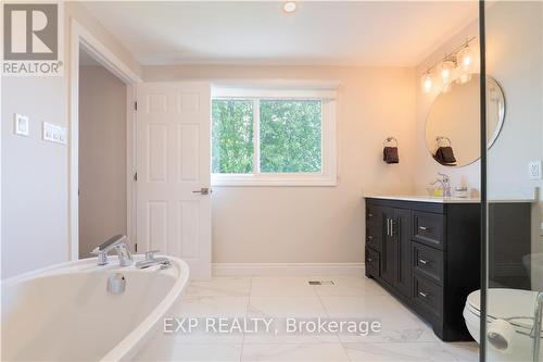 33 Darlington Drive, Hamilton, ON - Indoor Photo Showing Bathroom