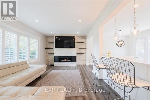 33 Darlington Drive, Hamilton, ON - Indoor Photo Showing Living Room With Fireplace