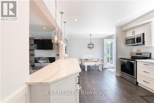 33 Darlington Drive, Hamilton, ON - Indoor Photo Showing Kitchen