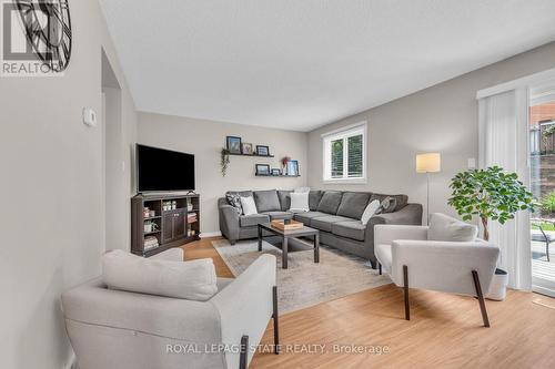 117 Adis Avenue, Hamilton, ON - Indoor Photo Showing Living Room