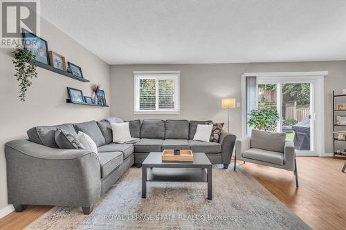 117 Adis Avenue, Hamilton, ON - Indoor Photo Showing Living Room