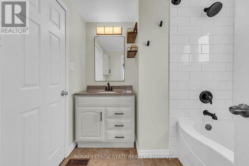 117 Adis Avenue, Hamilton, ON - Indoor Photo Showing Bathroom