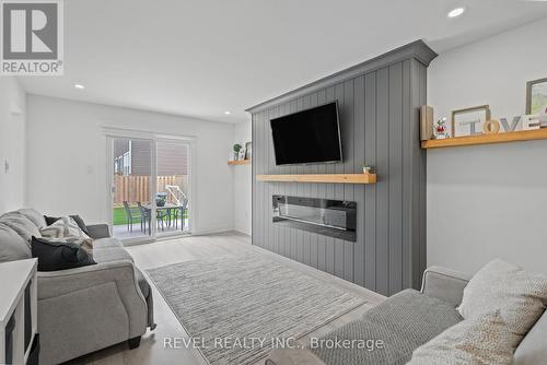 5 Elderwood Drive, St. Catharines, ON - Indoor Photo Showing Living Room With Fireplace