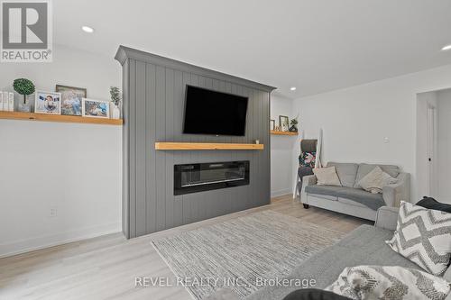 5 Elderwood Drive, St. Catharines, ON - Indoor Photo Showing Living Room With Fireplace