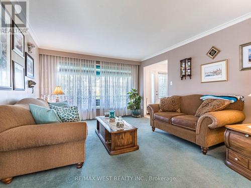 7267 Hermitage Road, Mississauga, ON - Indoor Photo Showing Living Room
