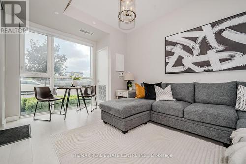 102 - 150 Sabina Drive, Oakville, ON - Indoor Photo Showing Living Room
