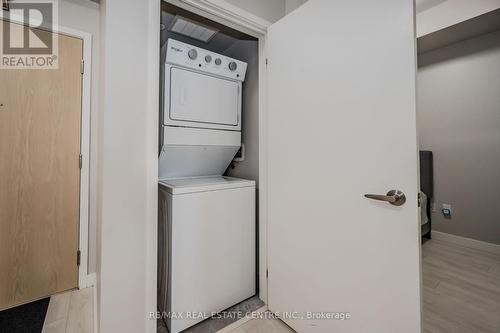 102 - 150 Sabina Drive, Oakville, ON - Indoor Photo Showing Laundry Room
