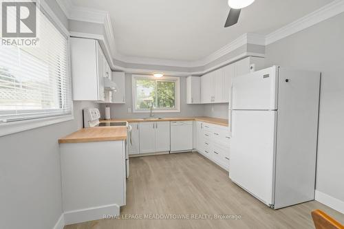 2 Raylawn Crescent, Halton Hills, ON - Indoor Photo Showing Kitchen