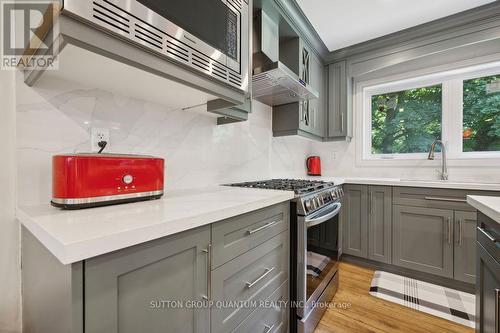 208 Glen Oak Drive, Oakville, ON - Indoor Photo Showing Kitchen With Upgraded Kitchen