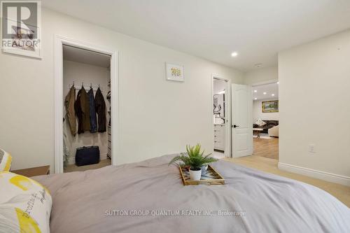 208 Glen Oak Drive, Oakville, ON - Indoor Photo Showing Bedroom