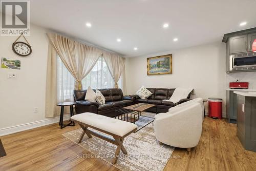 208 Glen Oak Drive, Oakville, ON - Indoor Photo Showing Living Room