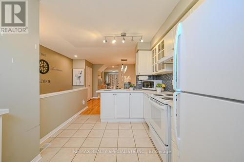 7102 Chatham Court, Mississauga, ON - Indoor Photo Showing Kitchen