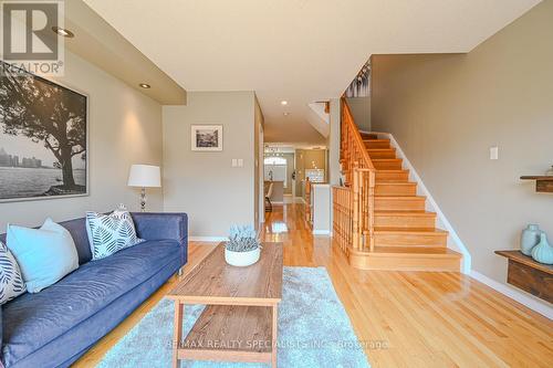 7102 Chatham Court, Mississauga, ON - Indoor Photo Showing Living Room