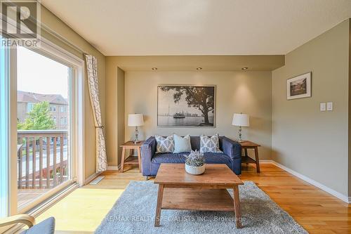 7102 Chatham Court, Mississauga, ON - Indoor Photo Showing Living Room