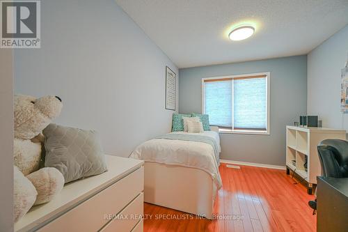 7102 Chatham Court, Mississauga, ON - Indoor Photo Showing Bedroom