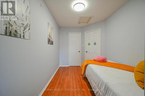 7102 Chatham Court, Mississauga, ON - Indoor Photo Showing Bedroom