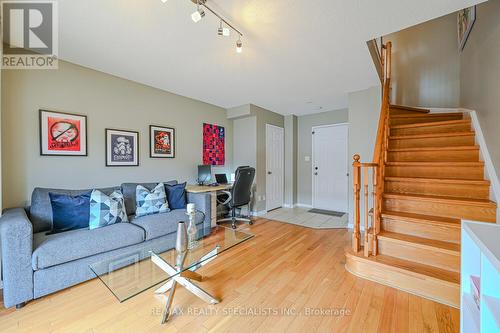 7102 Chatham Court, Mississauga, ON - Indoor Photo Showing Living Room