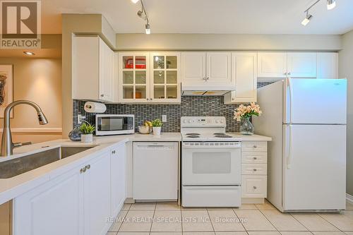 7102 Chatham Court, Mississauga, ON - Indoor Photo Showing Kitchen